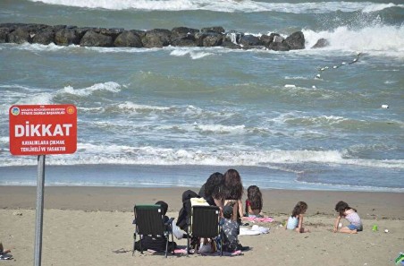 Binlerce tatilci oraya akın ediyordu, denize girmek yasaklandı!